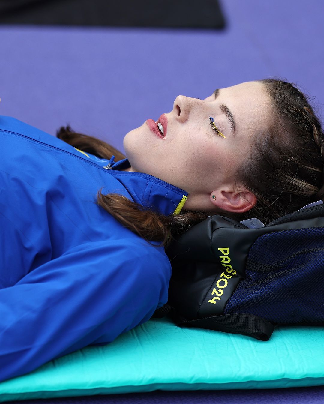 巴黎奧運｜真人版睡美人！烏克蘭 22 歲跳高金牌奧運「休息照」爆紅，背後故事有「洋蔥」！