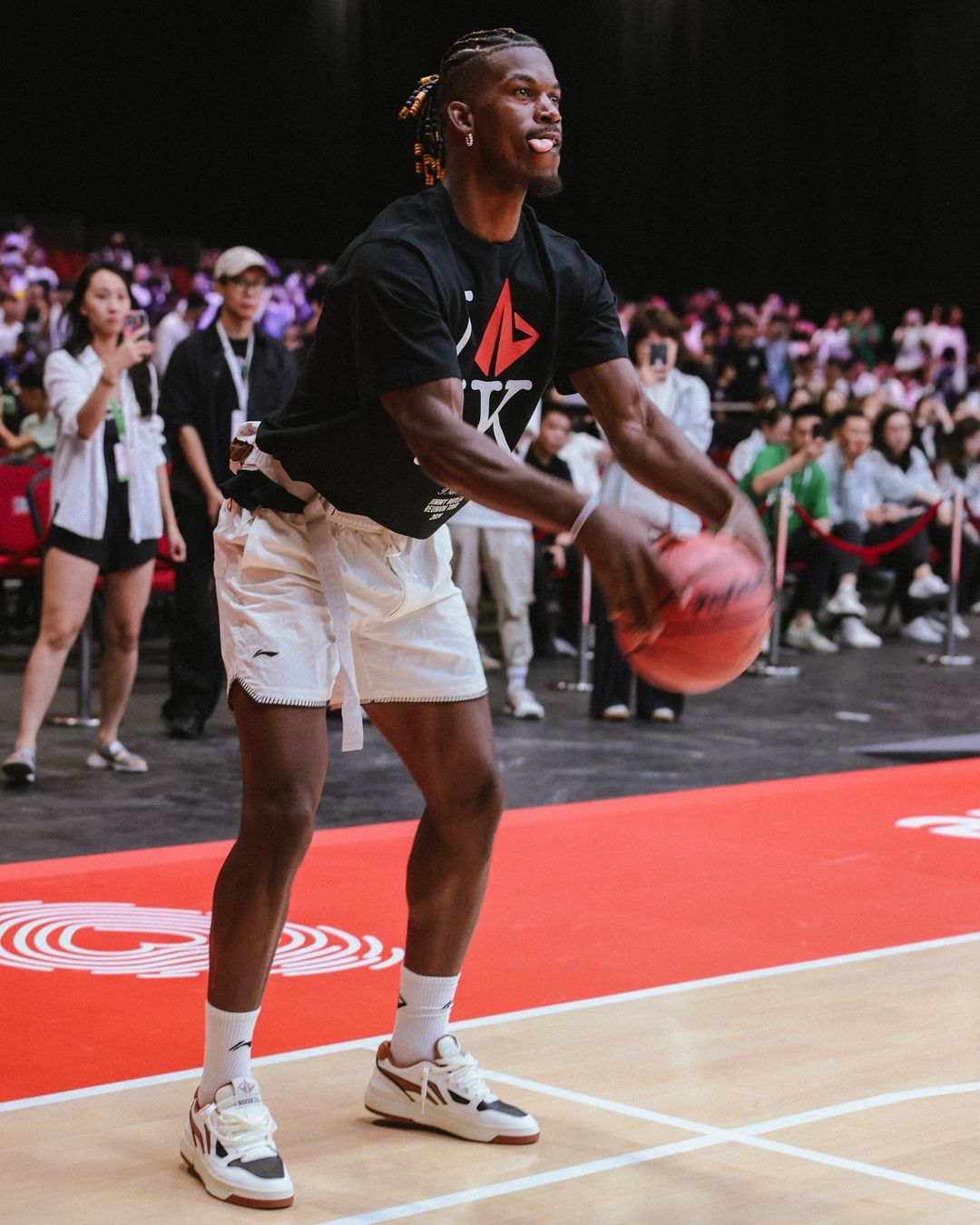 打到上頭狂喊「胡」！Jimmy Butler 四川學習麻將影片笑翻網友，網：被籃球耽誤的高手！