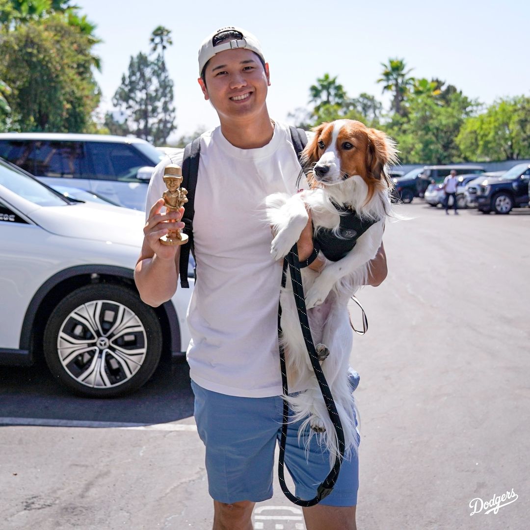 與愛犬開球萌翻網友！大谷翔平首打席開轟，「42 轟 42 盜」締造超狂紀錄！