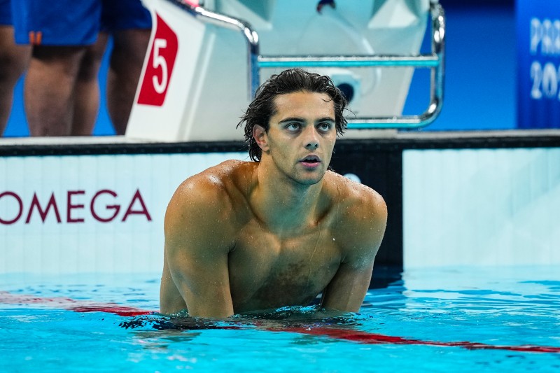 巴黎奧運｜超克難！義大利游泳男神 Thomas Ceccon 被發現在公園打地鋪睡覺！「心酸畫面」曝光！