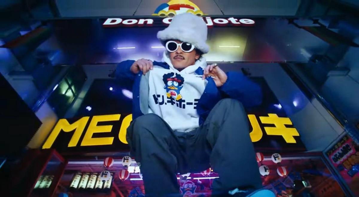 太誇張！Bruno Mars 不只為日本唐吉訶德拍攝廣告，還將推出「聯名商品」！網：台灣會有嗎？