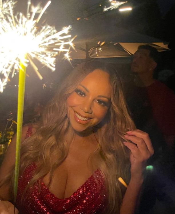 「聖誕節女王」瑪麗亞凱莉登萬里長城！腳竟穿 15 公分高跟鞋　旁人急攙扶照片曝光