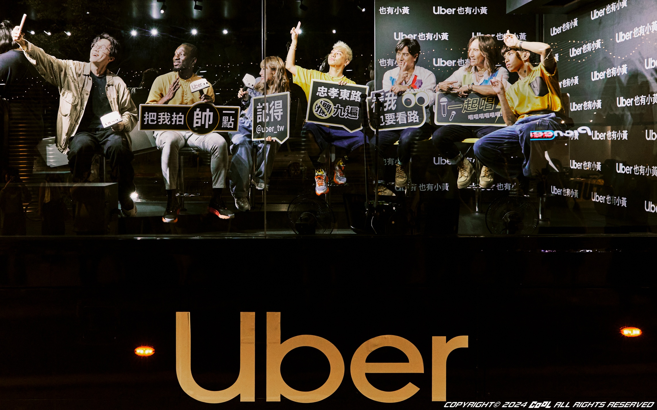 動力火車搭Uber大黃突襲現身忠孝東路！沿路K歌快閃引發圍觀，粉絲聽不夠直呼：「能不能再多走幾遍！」