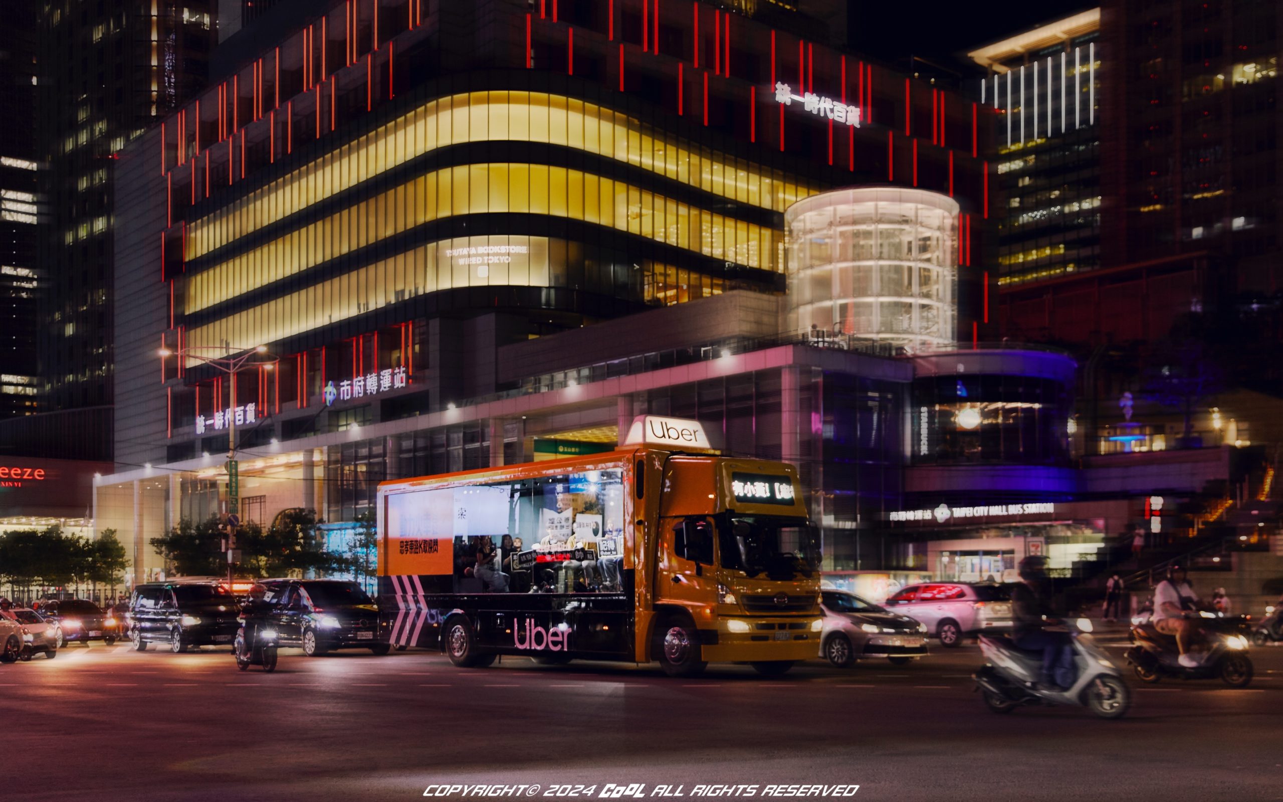 動力火車搭Uber大黃突襲現身忠孝東路！沿路K歌快閃引發圍觀，粉絲聽不夠直呼：「能不能再多走幾遍！」