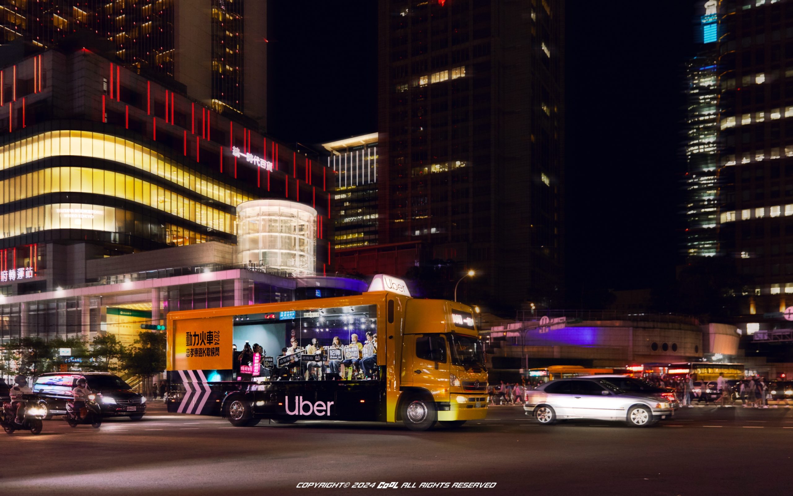 動力火車搭Uber大黃突襲現身忠孝東路！沿路K歌快閃引發圍觀，粉絲聽不夠直呼：「能不能再多走幾遍！」