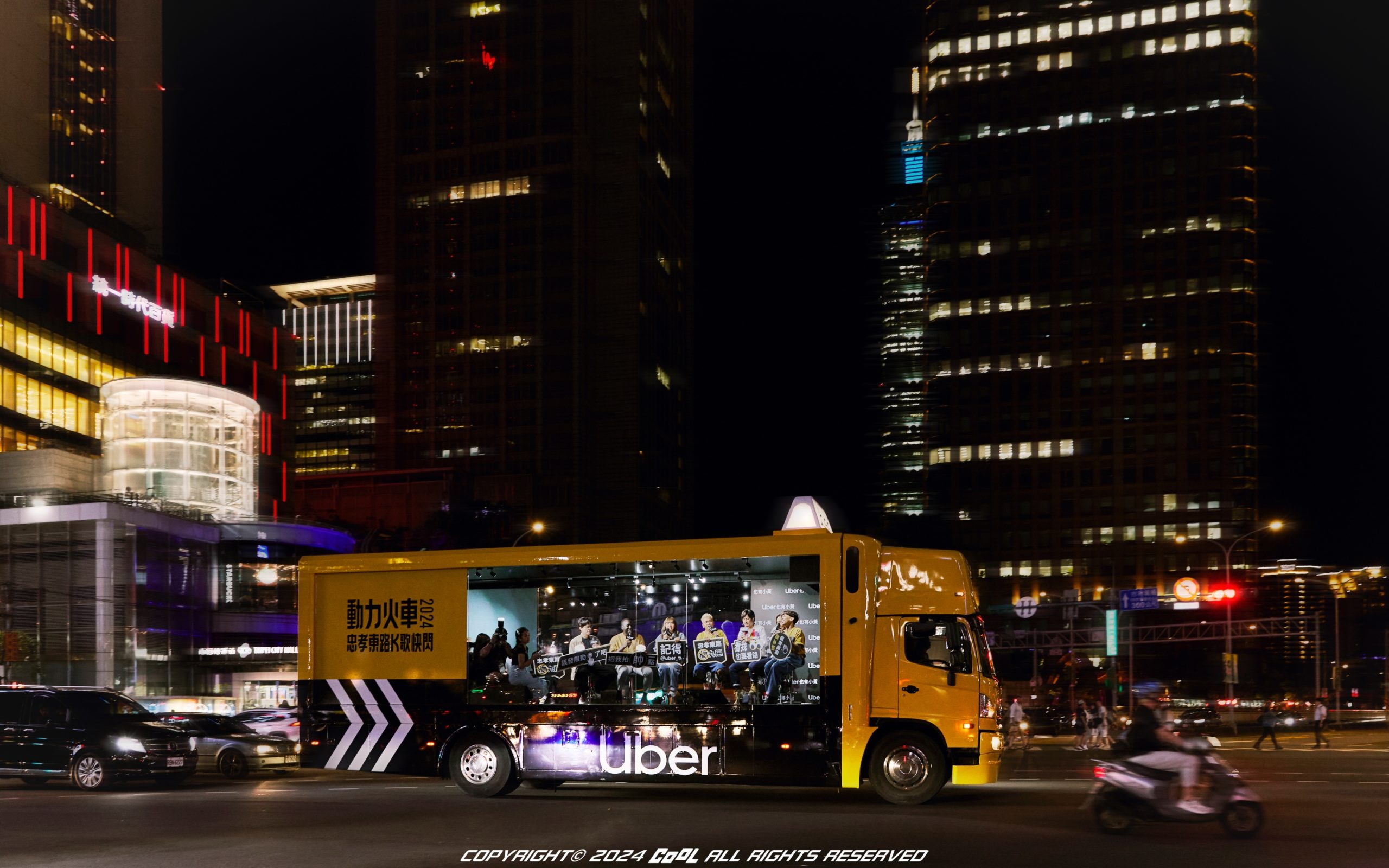 動力火車搭Uber大黃突襲現身忠孝東路！沿路K歌快閃引發圍觀，粉絲聽不夠直呼：「能不能再多走幾遍！」