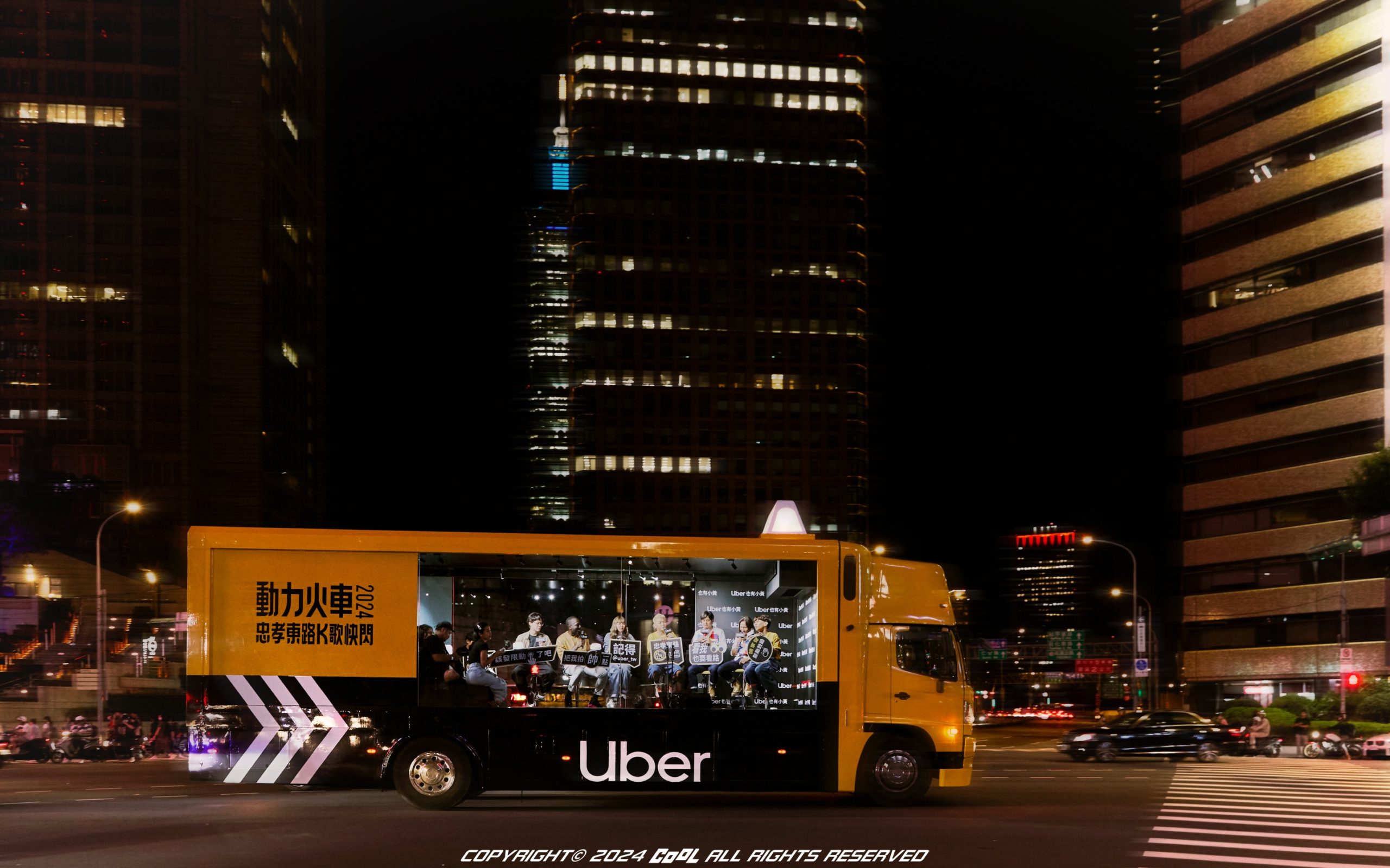 動力火車搭Uber大黃突襲現身忠孝東路！沿路K歌快閃引發圍觀，粉絲聽不夠直呼：「能不能再多走幾遍！」