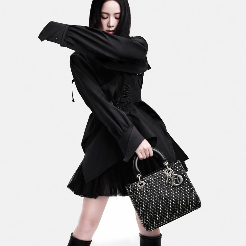 肯定又要賣爆了！BLACKPINK JISOO 演繹全新 LADY DIOR 形象大片！帥出新高度！