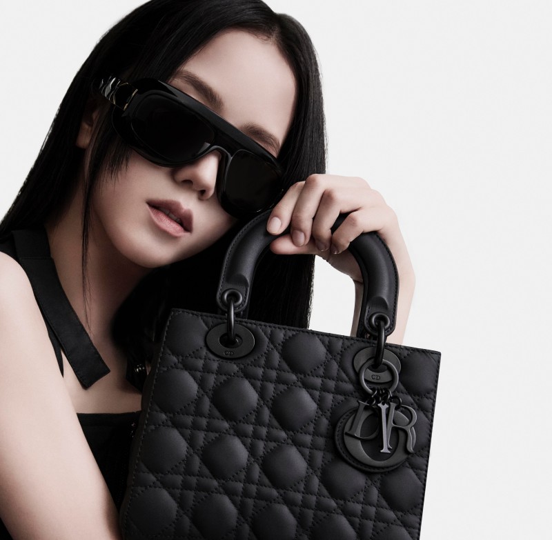 肯定又要賣爆了！BLACKPINK JISOO 演繹全新 LADY DIOR 形象大片！帥出新高度！