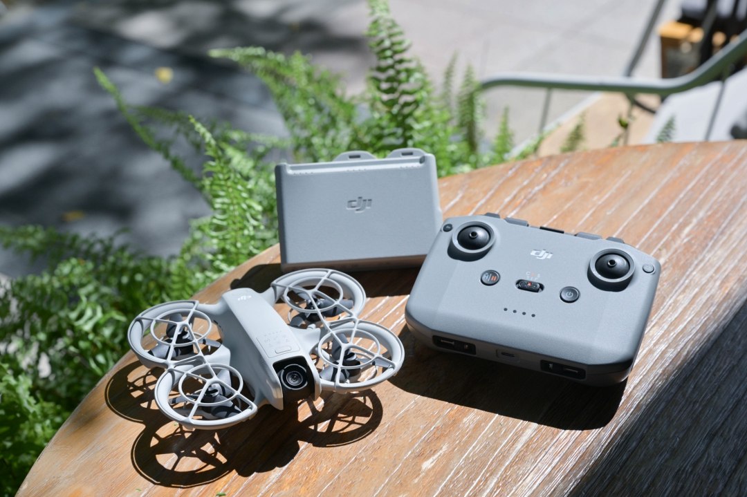 DJI Neo 暢飛套裝售價 9,990 元，包含飛行器、3 顆智慧飛行電池、槳葉保護罩等元件，以及 RC-N3 遙控器及其轉接線。