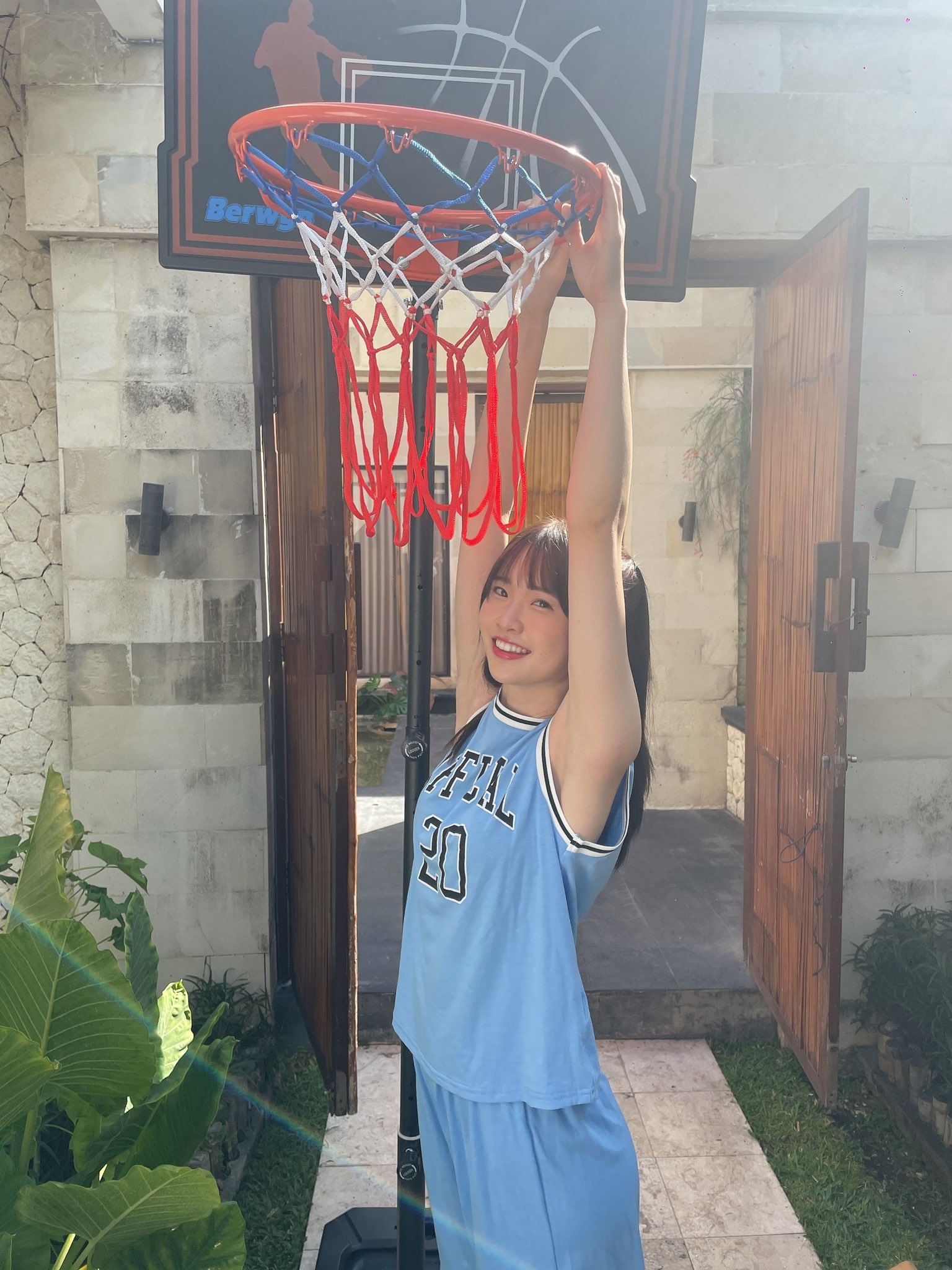 「S1超新星」大秀驚人身高！新銳女優 白上咲花 公開 