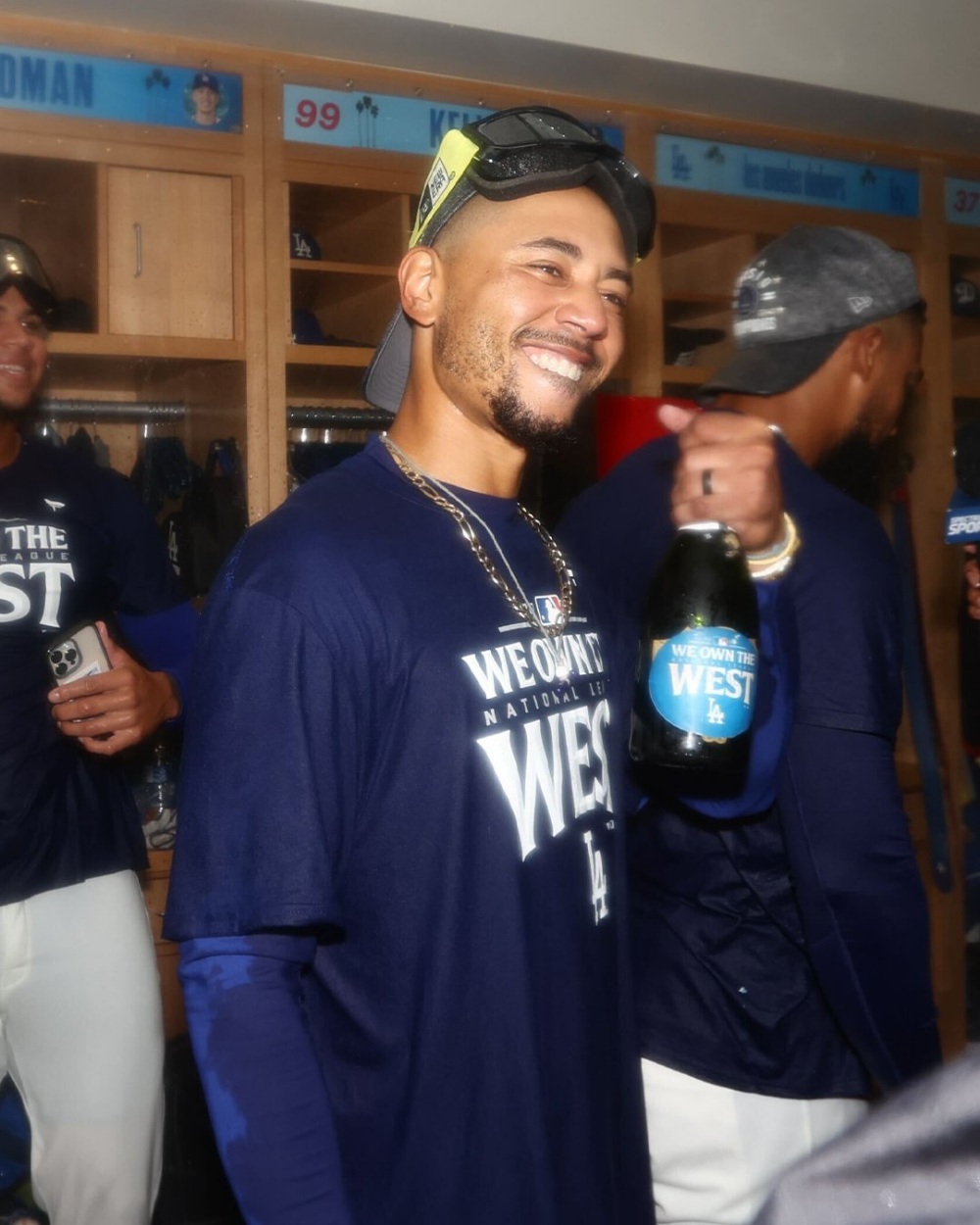道奇拿下國聯西冠軍！大谷翔平生涯首嚐香檳浴滋味，合體愛妻紀念表示非常幸福！