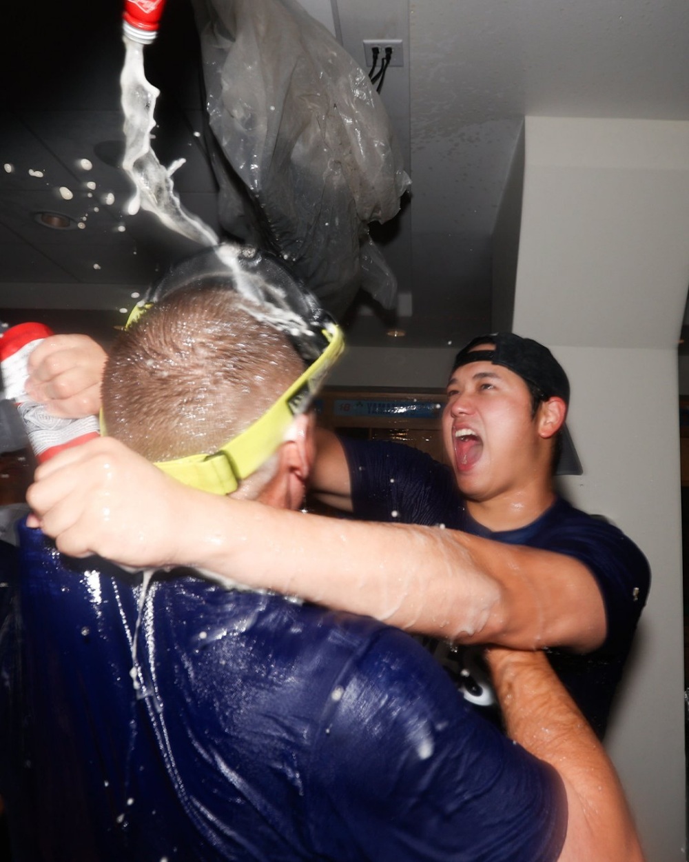 道奇拿下國聯西冠軍！大谷翔平生涯首嚐香檳浴滋味，合體愛妻紀念表示非常幸福！