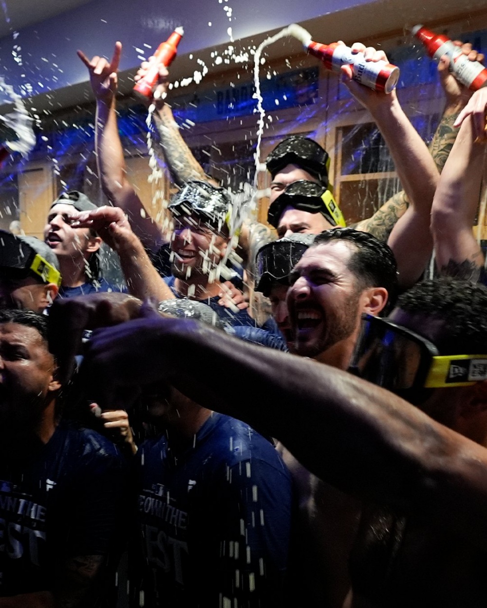 道奇拿下國聯西冠軍！大谷翔平生涯首嚐香檳浴滋味，合體愛妻紀念表示非常幸福！