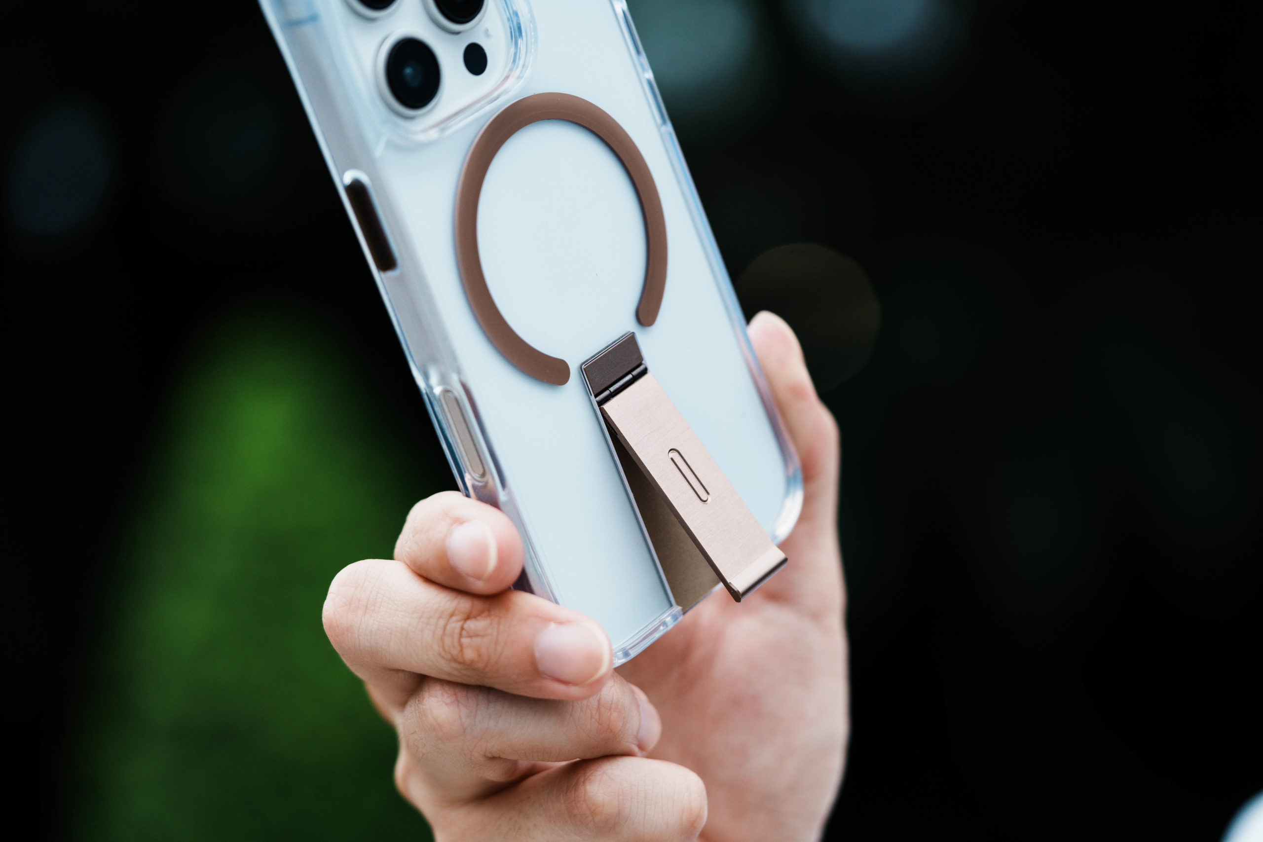 iPhone 16 手機殼編輯這樣選！品質設計御三家 爆推款式一次看！