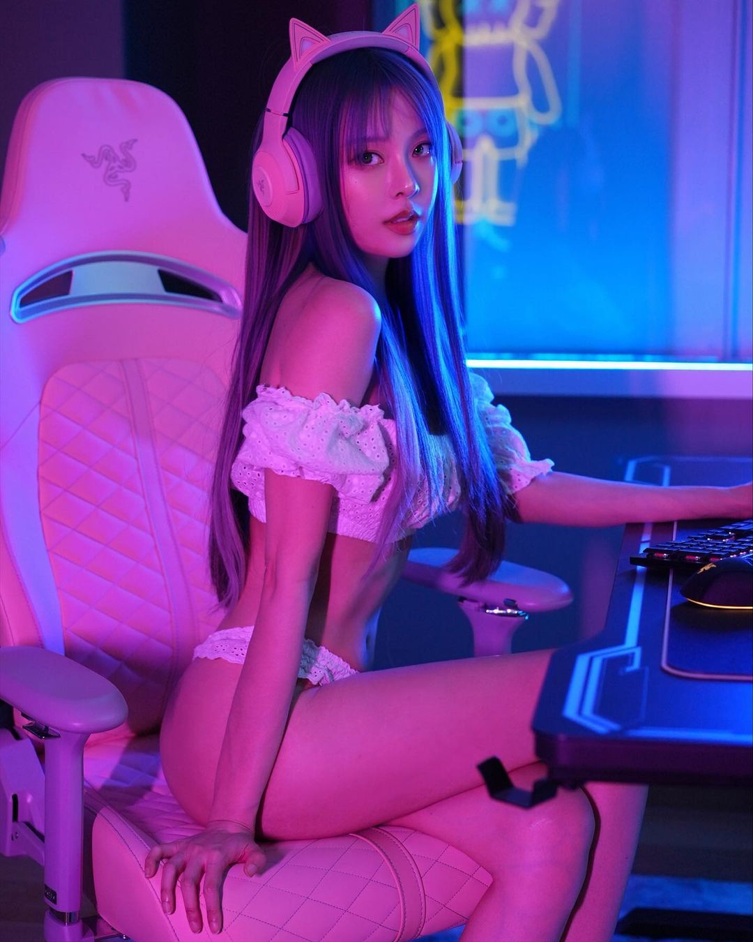 中秋福利！大馬「鋼琴女神」李元玲曬比基尼翹臀照，網讚：「比月亮還圓！」