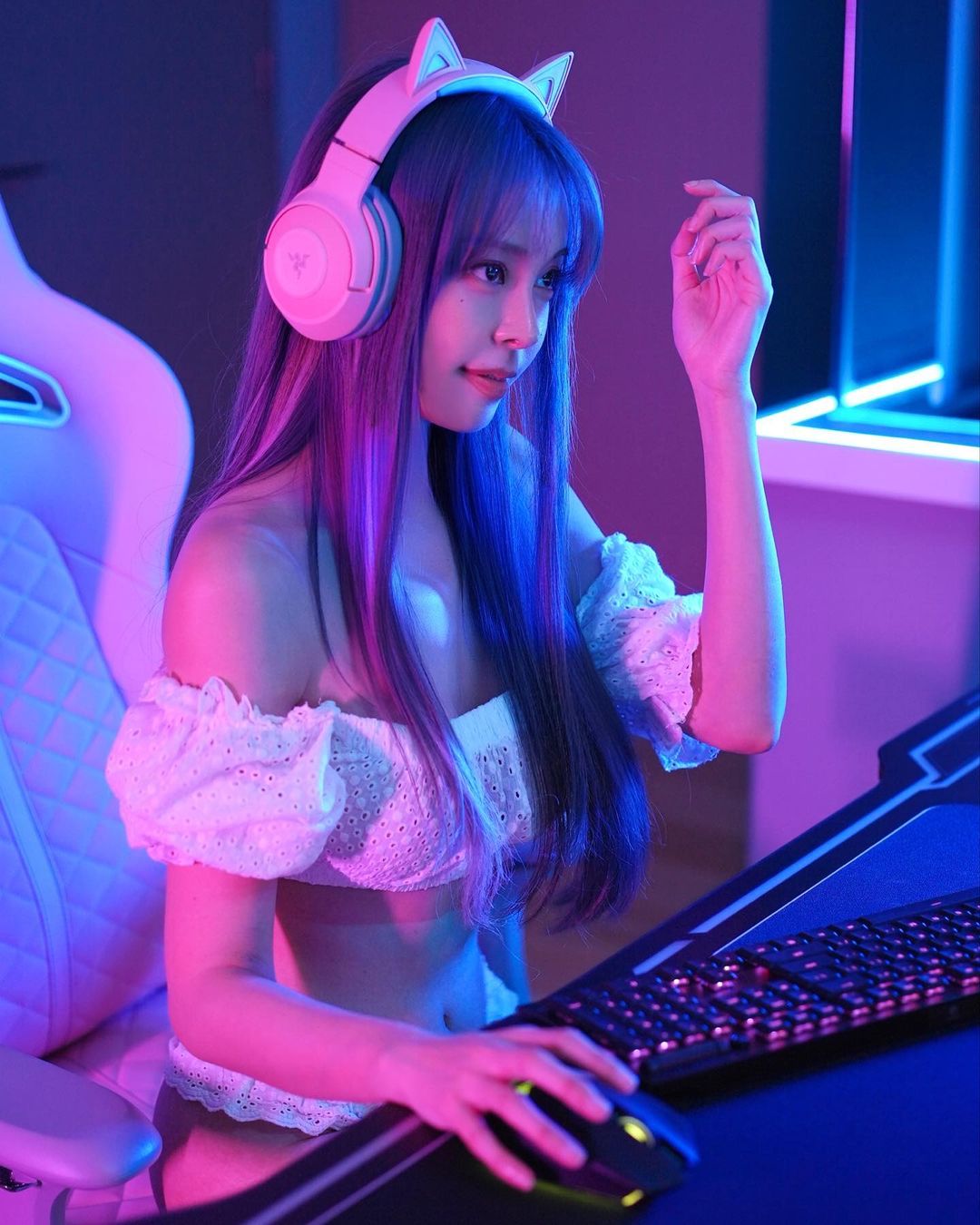 中秋福利！大馬「鋼琴女神」李元玲曬比基尼翹臀照，網讚：「比月亮還圓！」