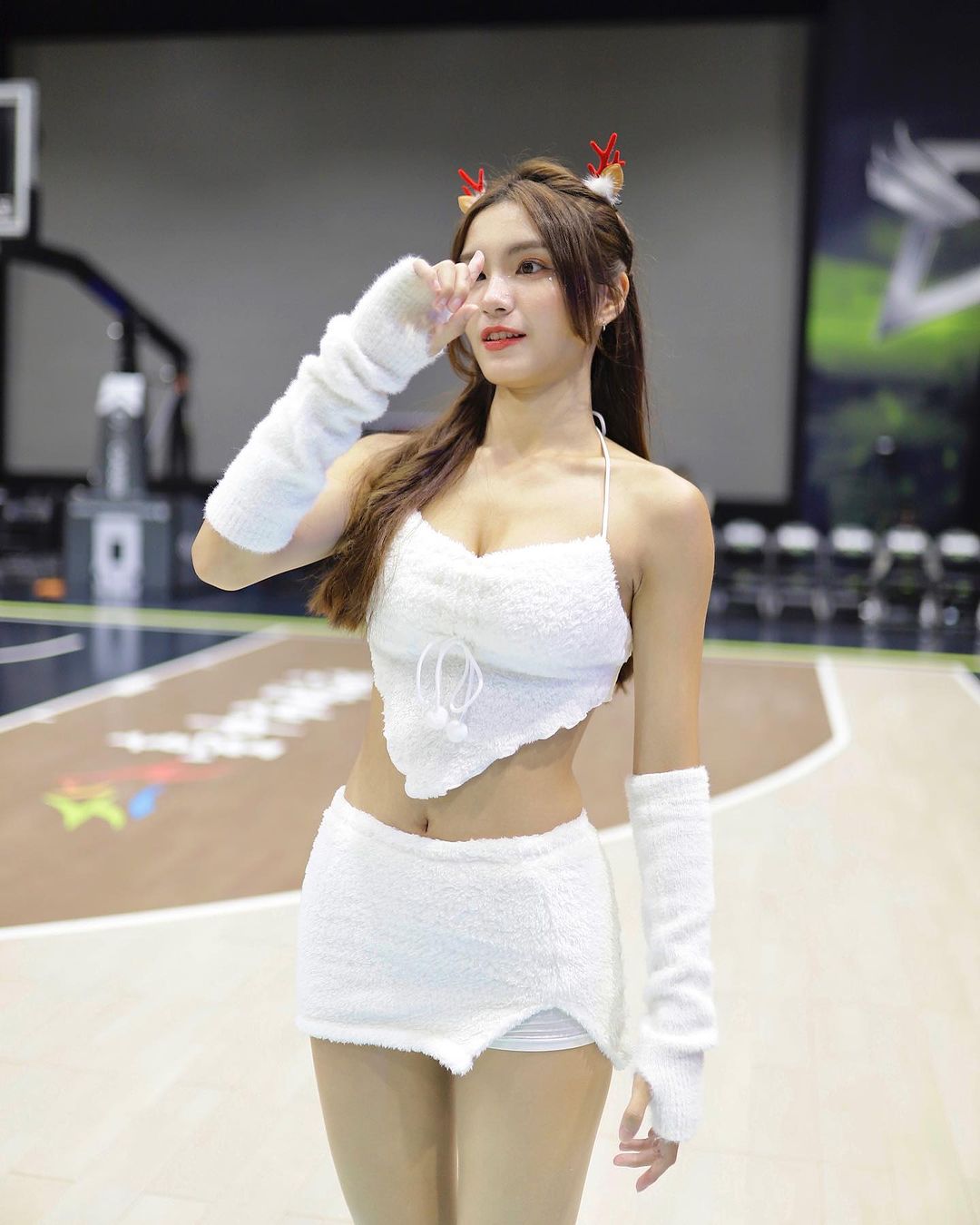 化身最性感禮物！啦啦隊女神「莎莎」聖誕節火辣裝扮 3 連發，低胸小雪人洋裝純欲滿分！