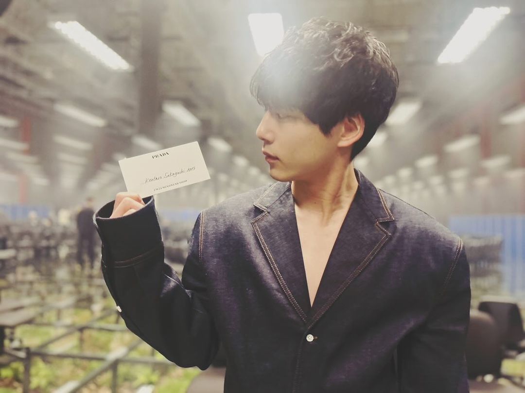 老公你幹嘛？！坂口健太郎「臉頰比愛心」顏值崩壞，網：「有顏就是任性！」