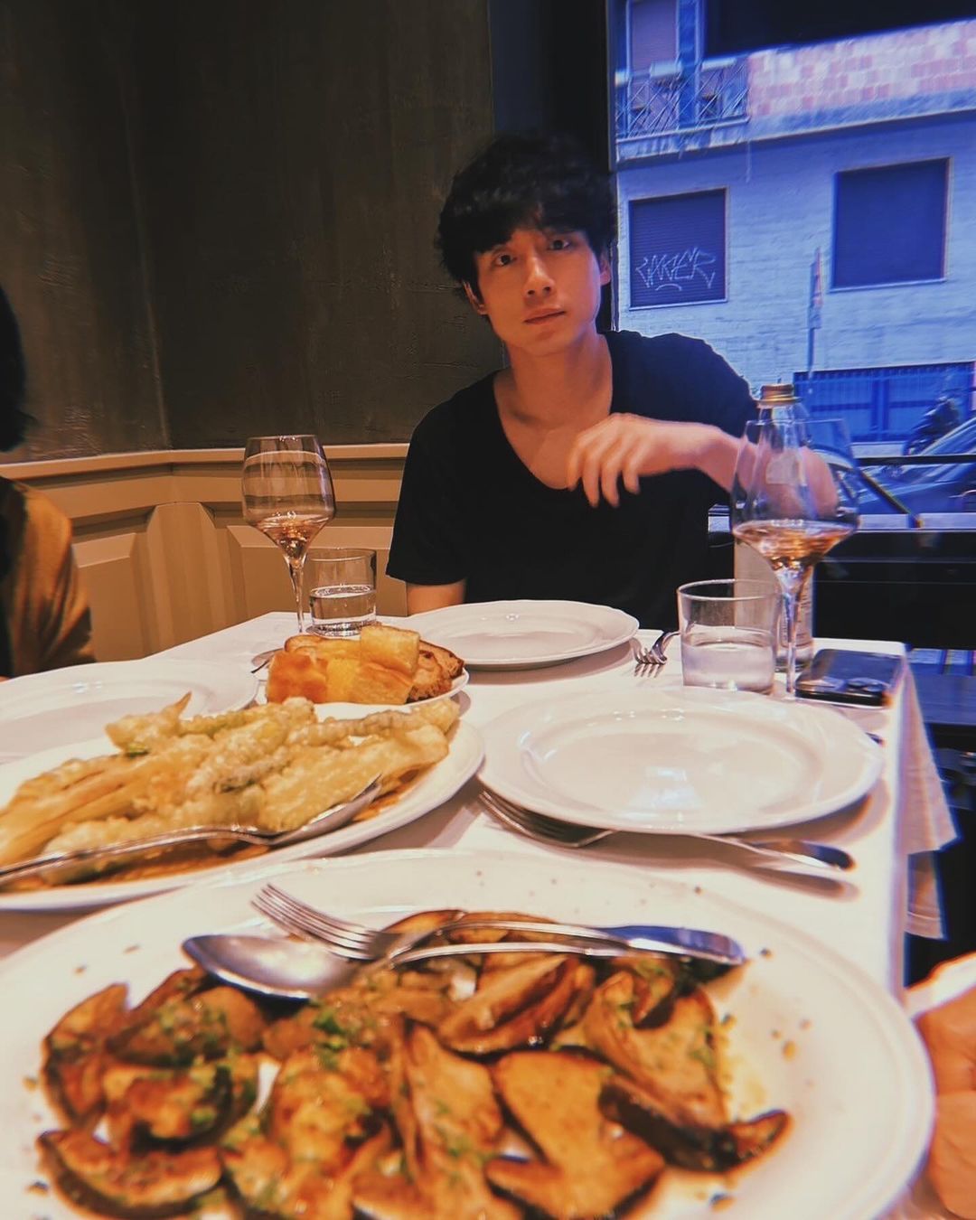 老公你幹嘛？！坂口健太郎「臉頰比愛心」顏值崩壞，網：「有顏就是任性！」