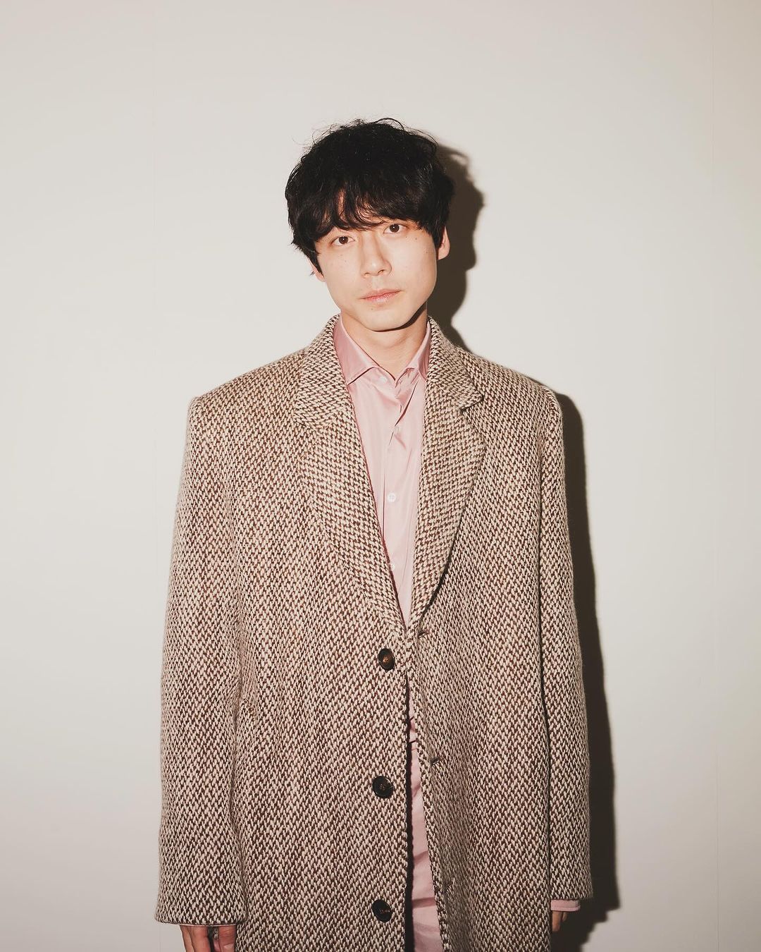 老公你幹嘛？！坂口健太郎「臉頰比愛心」顏值崩壞，網：「有顏就是任性！」