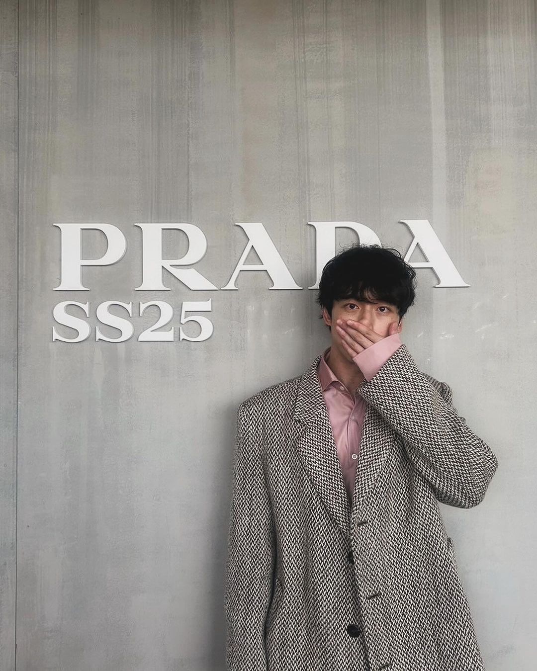 老公你幹嘛？！坂口健太郎「臉頰比愛心」顏值崩壞，網：「有顏就是任性！」