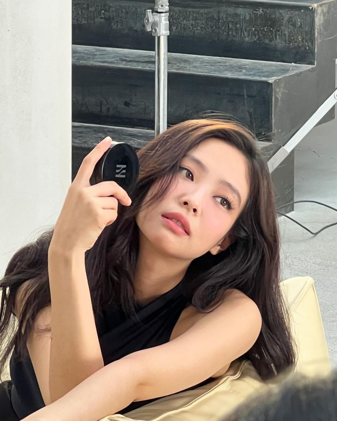 BLACKPINK Jennie 登雜誌封面首度談「室內抽電子煙」一事！惹怒韓網：根本沒有悔意！