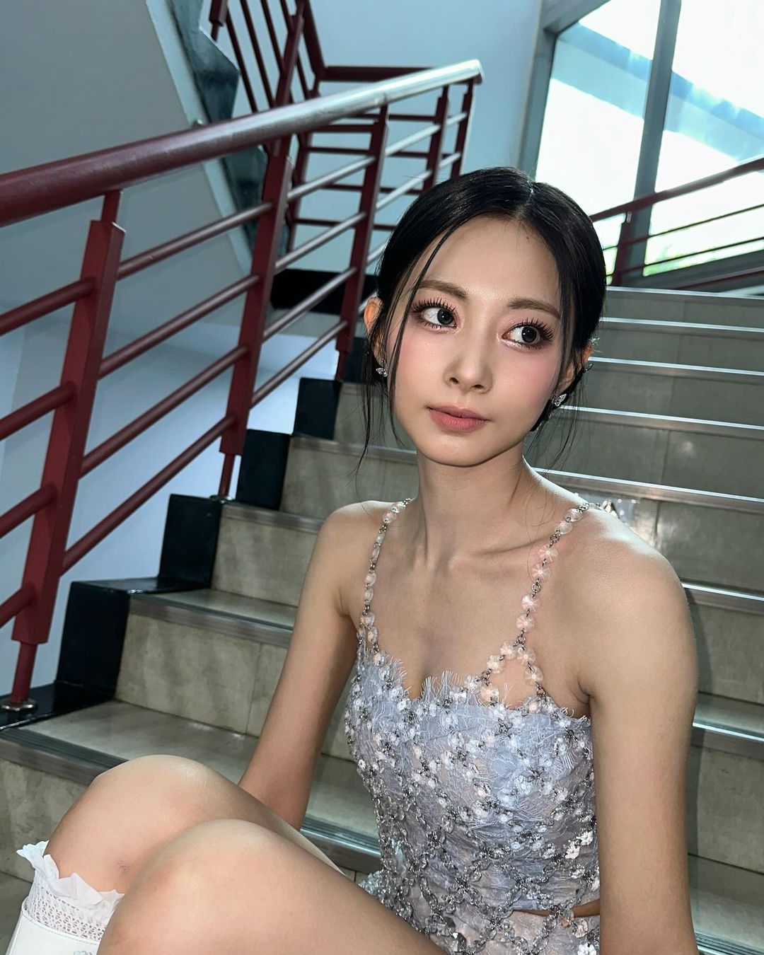 我婆盛世美顏無敵！周子瑜絕美狀態驚艷日媒，小露酥胸迷死人！