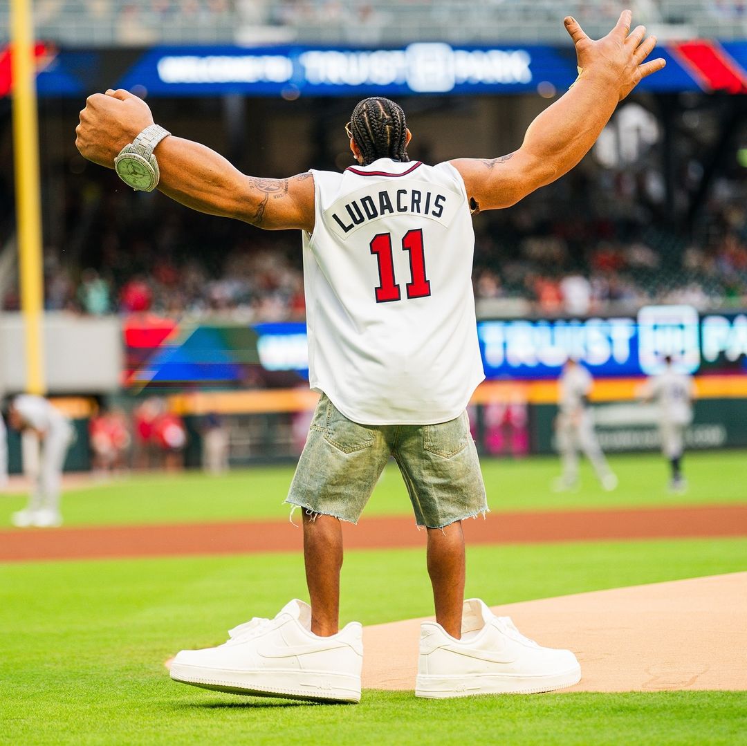 手臂超粗！玩命關頭影星泰吉化身「巨巨」為 MLB 開球，還上腳巨人版 AF1 超有梗！
