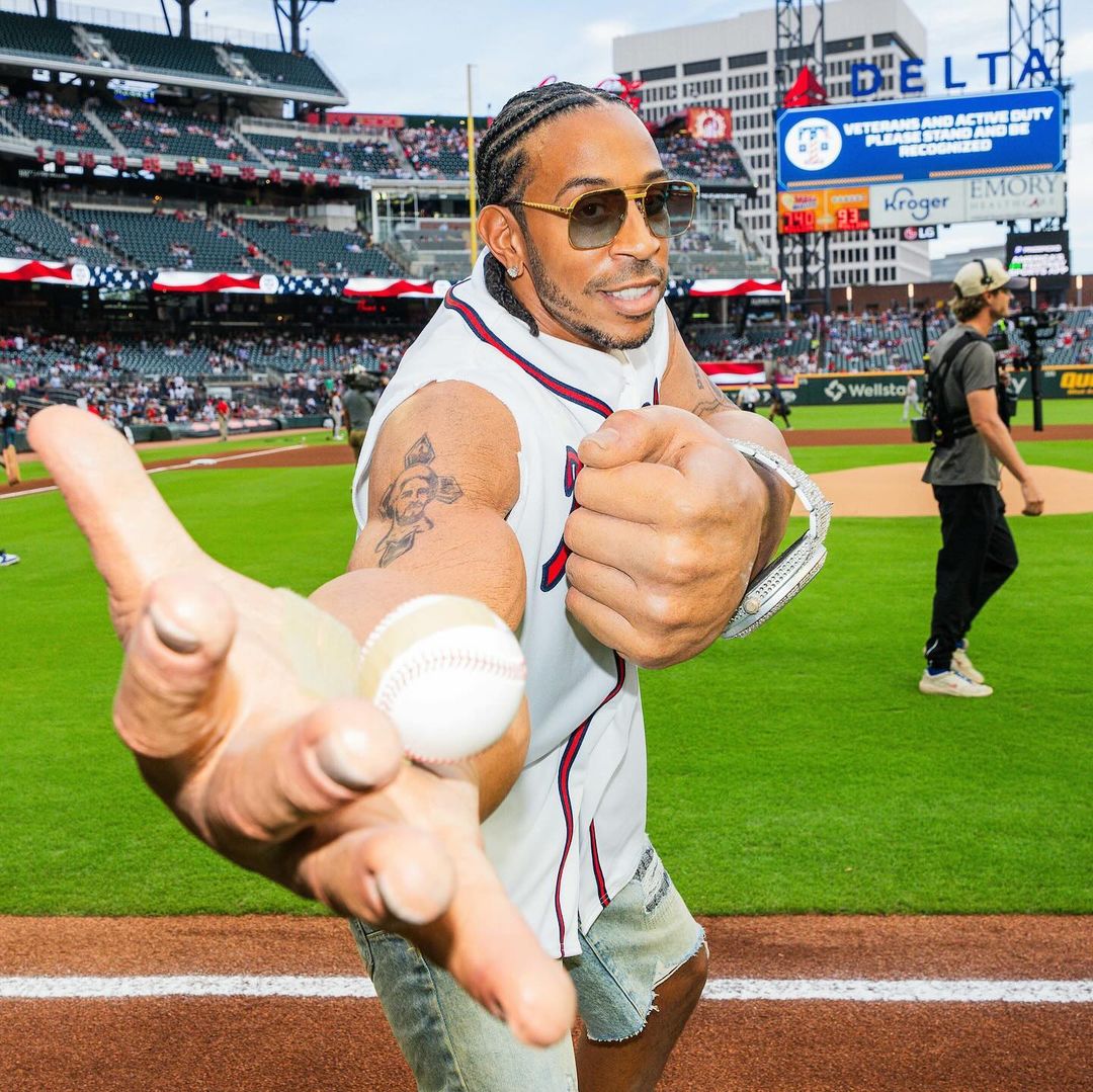 手臂超粗！玩命關頭影星泰吉化身「巨巨」為 MLB 開球，還上腳巨人版 AF1 超有梗！