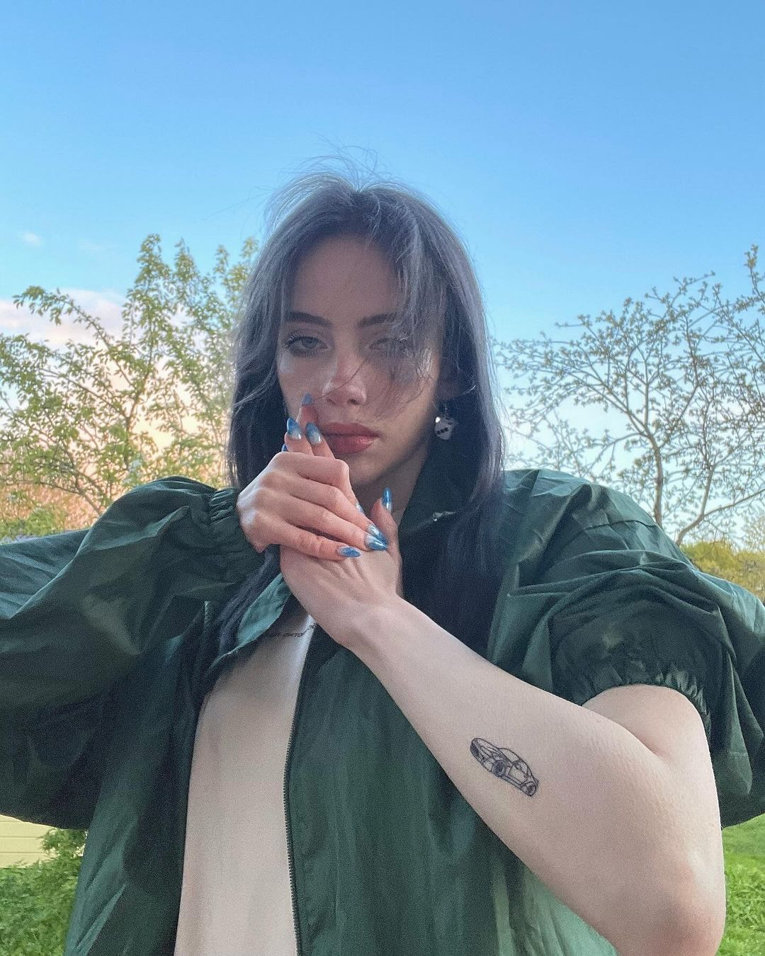 確定不是我眼花？！俄羅斯抖音網紅因神似 Billie Eilish  爆紅！網驚：根本一模一樣⋯