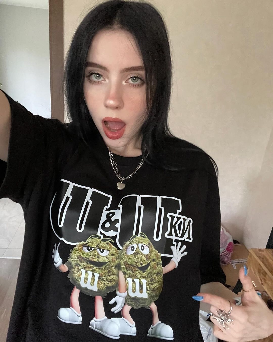 確定不是我眼花？！俄羅斯抖音網紅因神似 Billie Eilish  爆紅！網驚：根本一模一樣⋯