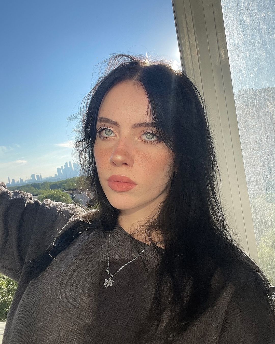 確定不是我眼花？！俄羅斯抖音網紅因神似 Billie Eilish  爆紅！網驚：根本一模一樣⋯