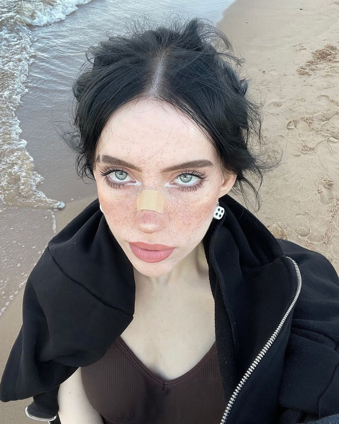 確定不是我眼花？！俄羅斯抖音網紅因神似 Billie Eilish  爆紅！網驚：根本一模一樣⋯