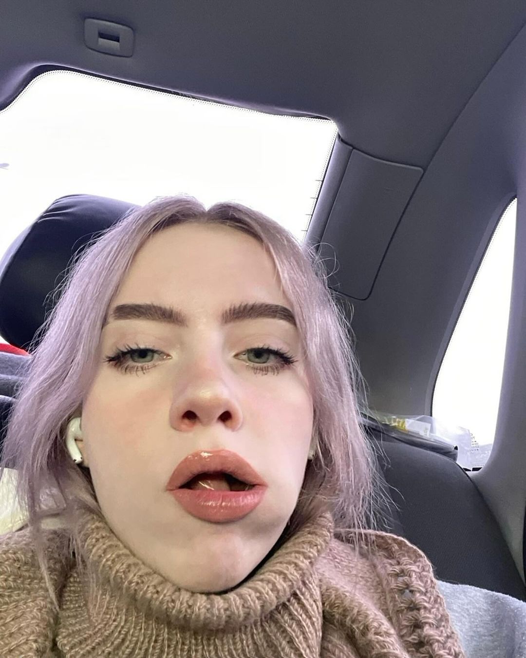 確定不是我眼花？！俄羅斯抖音網紅因神似 Billie Eilish  爆紅！網驚：根本一模一樣⋯