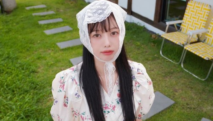 球迷大讚「李雅英淋雨還服務球迷」！酸本土啦啦隊馬上躲雨，釣出女孩諷：我笑了