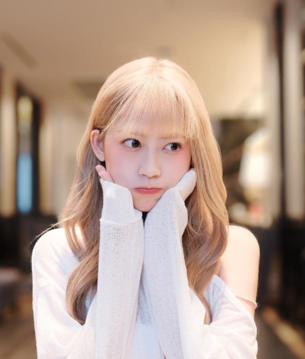 球迷大讚「李雅英淋雨還服務球迷」！酸本土啦啦隊馬上躲雨，釣出女孩諷：我笑了