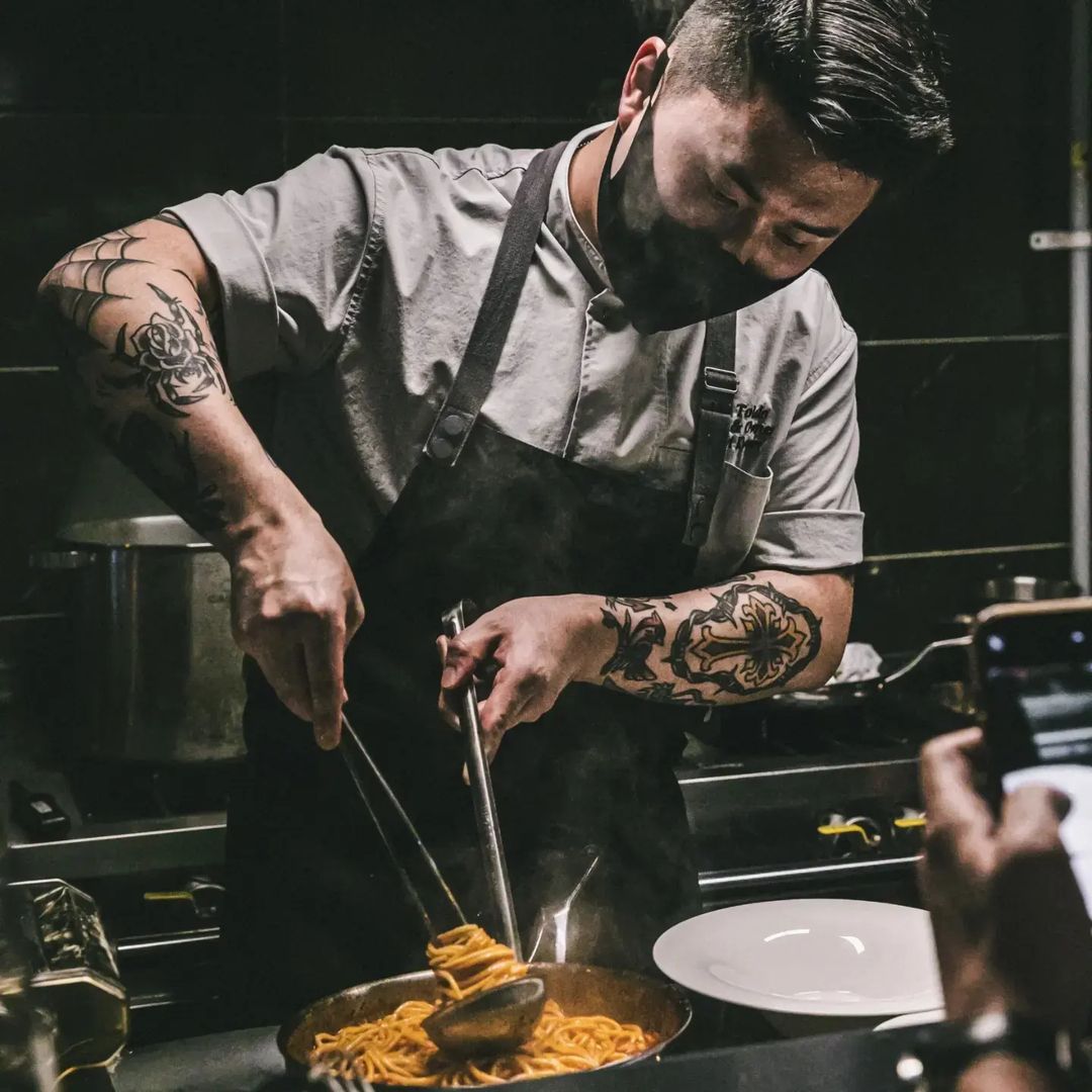 現象級韓綜《黑白大廚》太夯！11 萬人搶訂冠軍餐廳、黃牛喊價 70 萬，網：堪比 IU 演唱會！