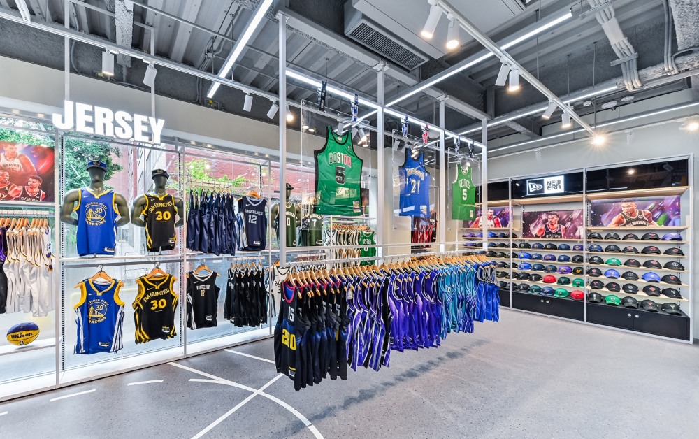 「狼王」Kevin Garnett 現身開幕！NBA Store 旗艦店重啟台北東區，全新客製商品注入在地元素！