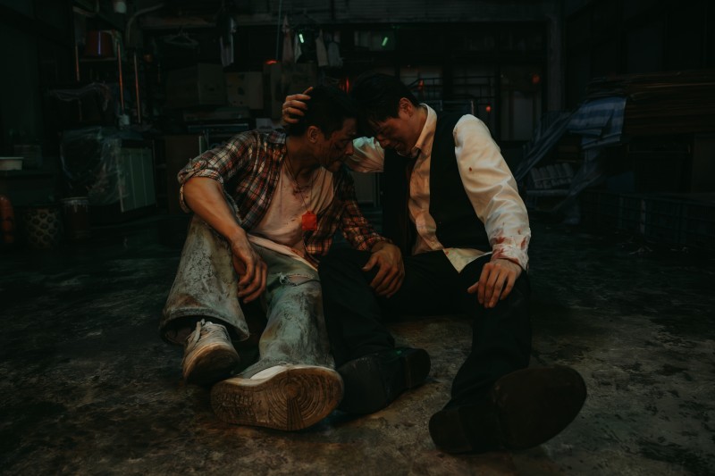 化身幫派份子火拼！「嘻哈茄子蛋」阿跨面〈心竭〉MV 與茄子蛋吉他手阿德、阿任同框！