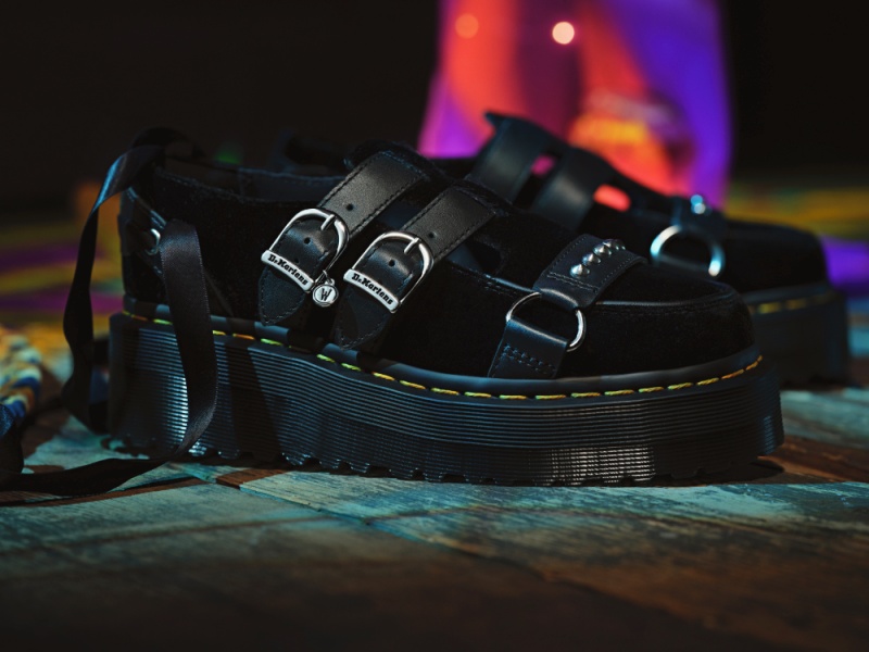 萬聖節必備！Dr. Martens x 《Wednesday》影劇聯名搞怪發佈，加上背包輕鬆化身星期三！