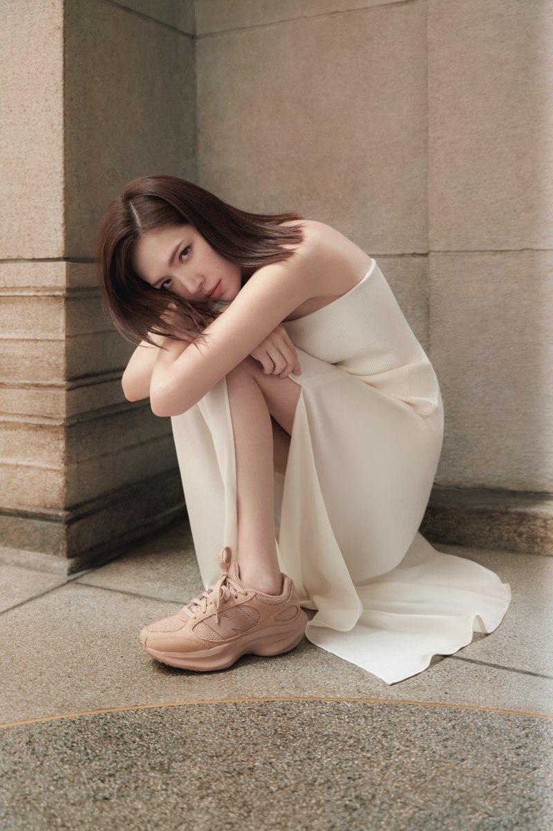 IU 穿的就是香！New Balance 厚底鞋款 WRPD Runner 百搭登場，新色 327 更是女神必備！