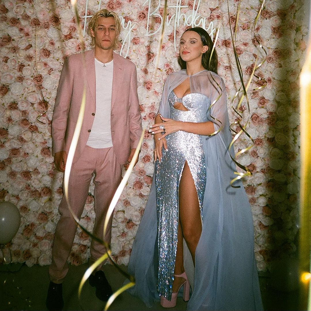 《怪奇物語》米莉巴比布朗幸福出嫁！62 歲公公瓊邦喬飛現身夢幻婚禮，型男父子超帥氣！