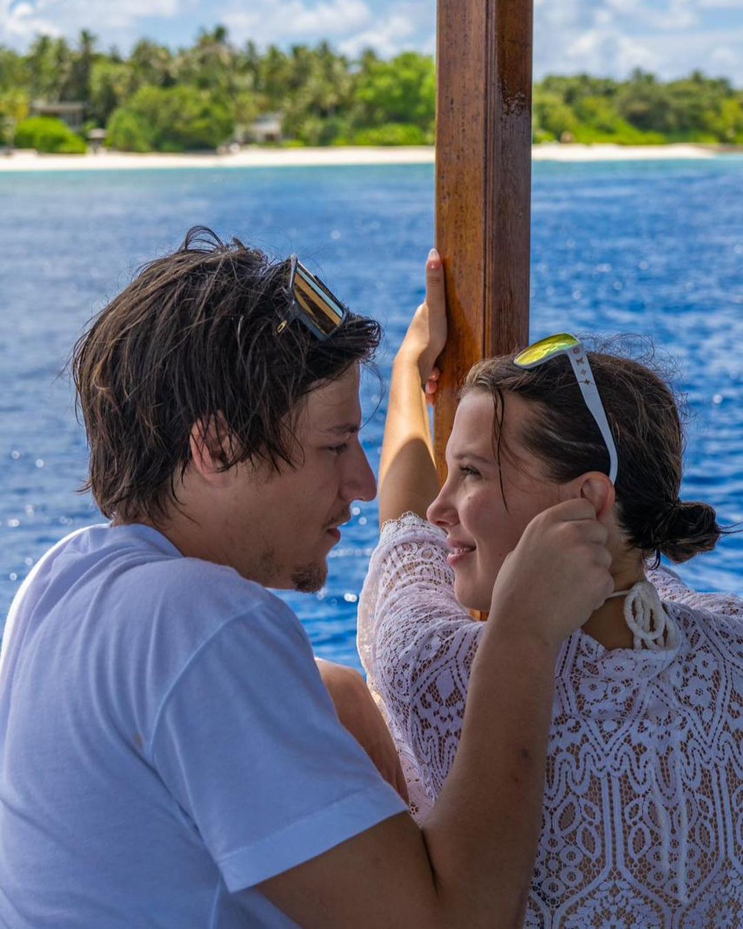 《怪奇物語》米莉巴比布朗幸福出嫁！62 歲公公瓊邦喬飛現身夢幻婚禮，型男父子超帥氣！