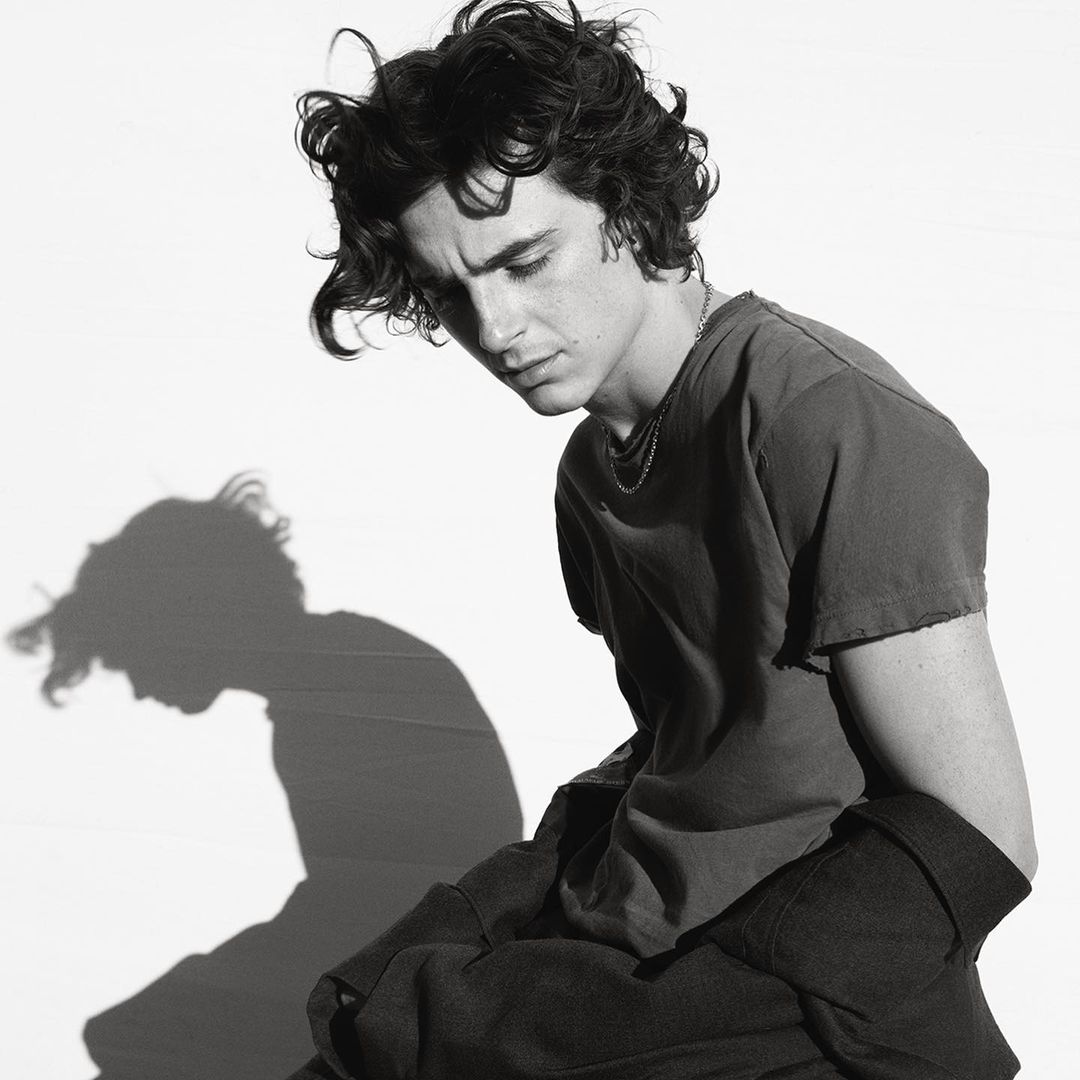 甜茶配小辣椒！提摩西夏勒梅新片《 Marty Supreme 》熱吻 52 歲葛妮絲派特洛，網：「美少年戀上熟女！」