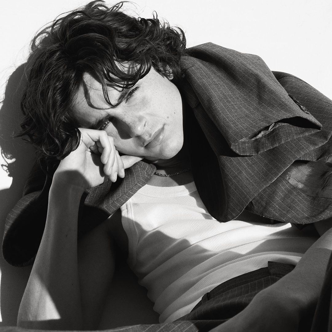 甜茶配小辣椒！提摩西夏勒梅新片《 Marty Supreme 》熱吻 52 歲葛妮絲派特洛，網：「美少年戀上熟女！」