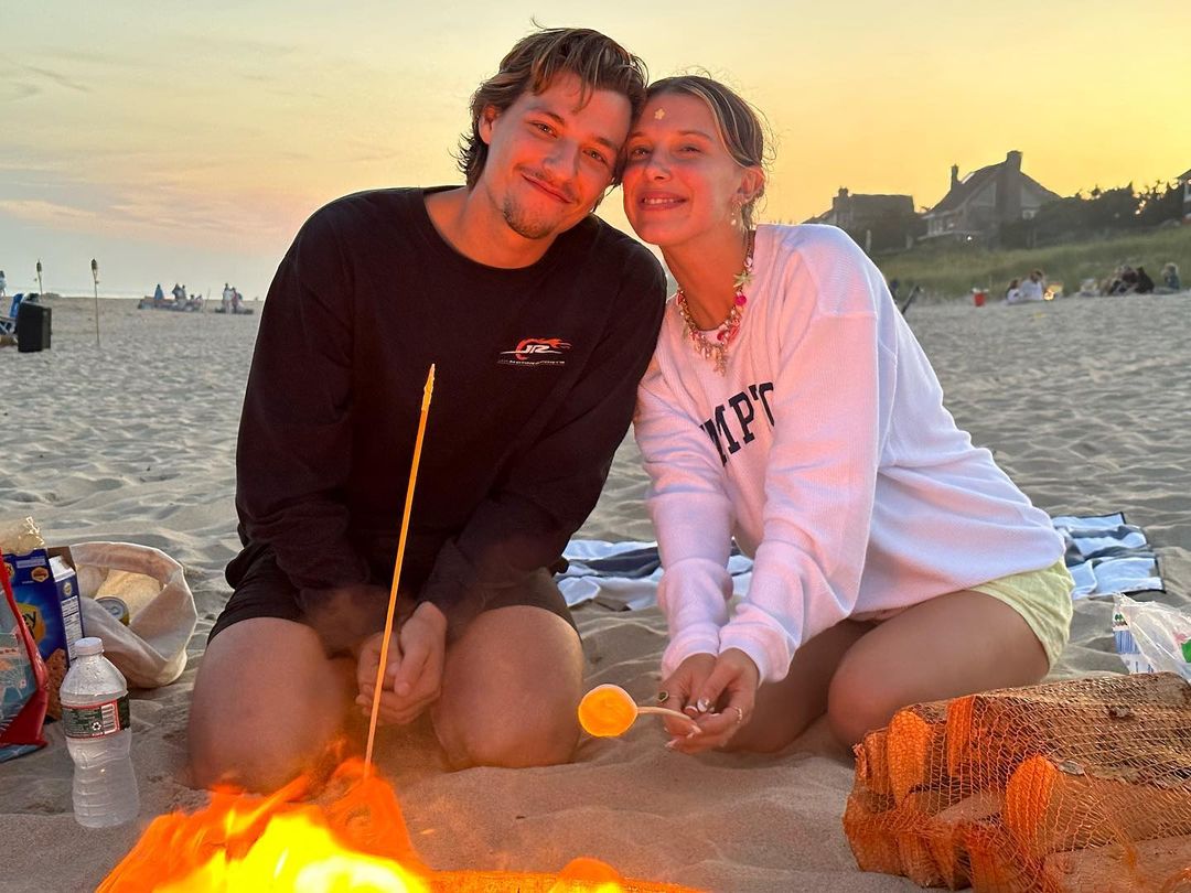 《怪奇物語》米莉巴比布朗幸福出嫁！62 歲公公瓊邦喬飛現身夢幻婚禮，型男父子超帥氣！