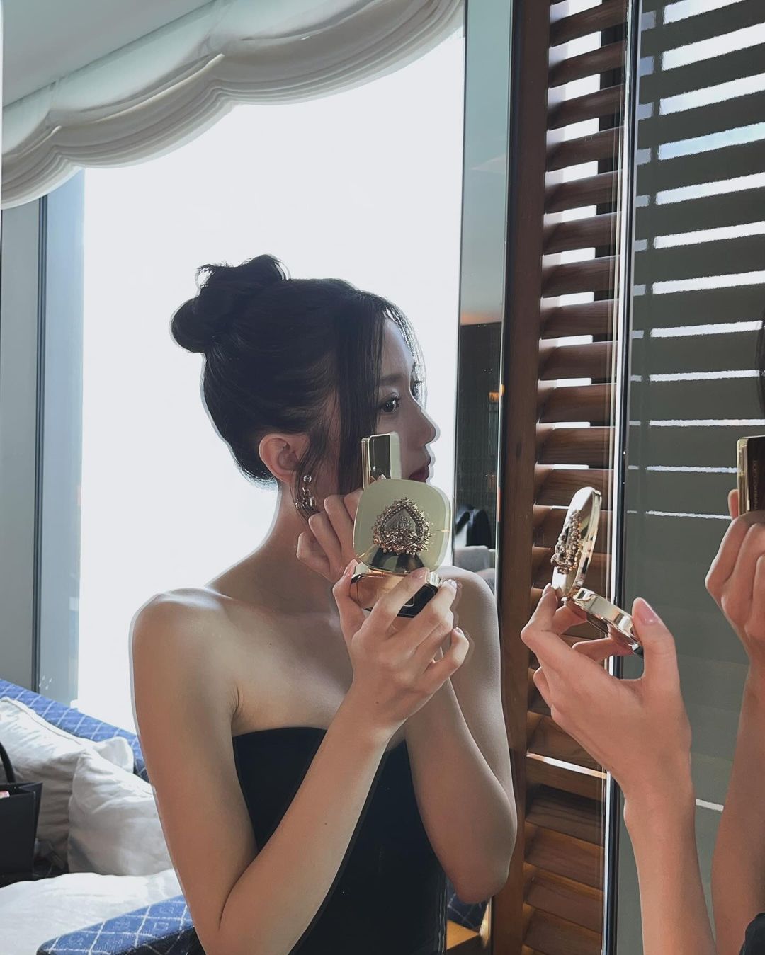米蘭時裝周衣不蔽體被罵翻！文佳煐再換穿黑色蕾絲薄紗同款，網讚：「性感女神！」