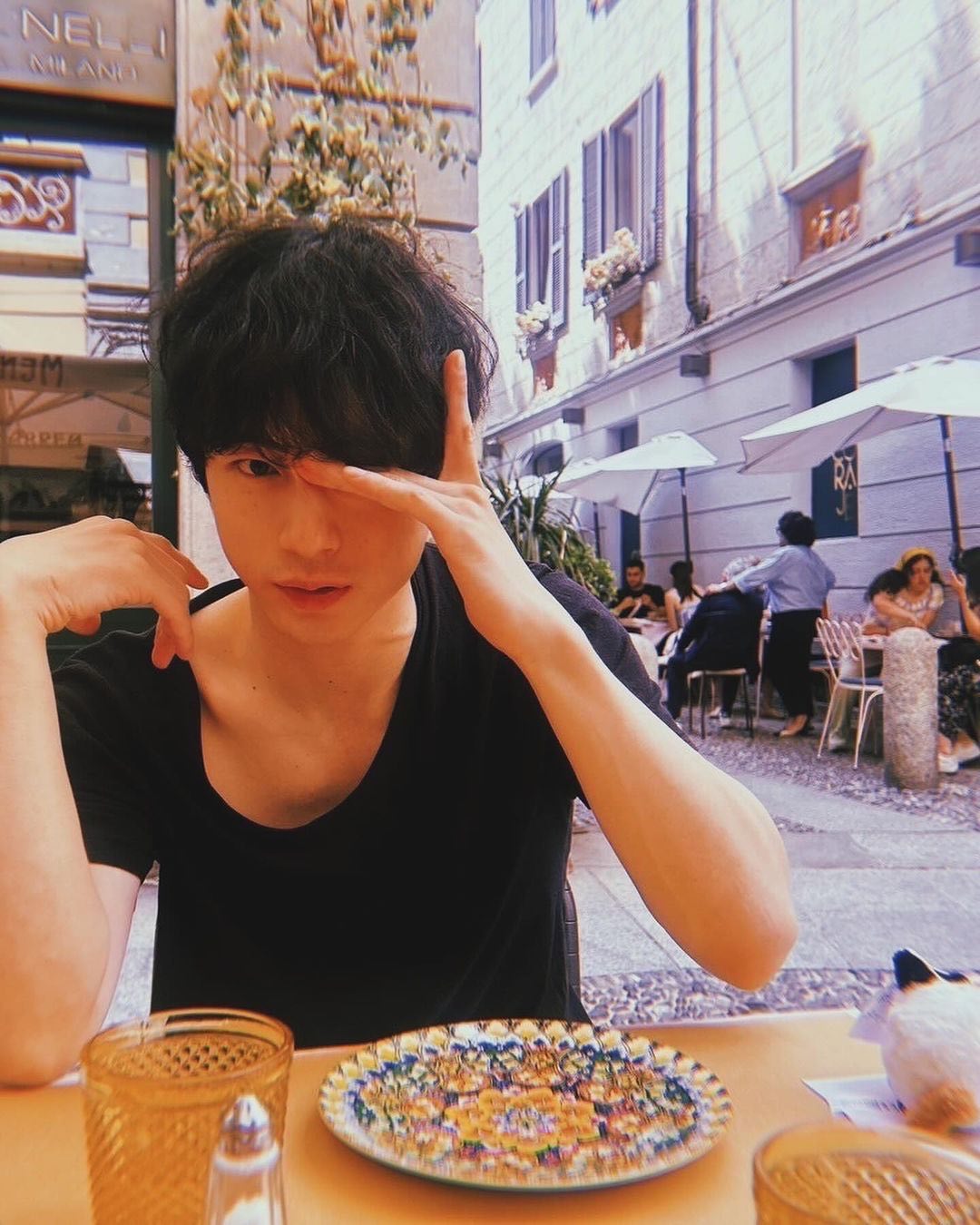 暈爆！坂口健太郎登李泳知節目大展撩妹技巧！「 2 階段溫柔攻勢」讓人招架不住！