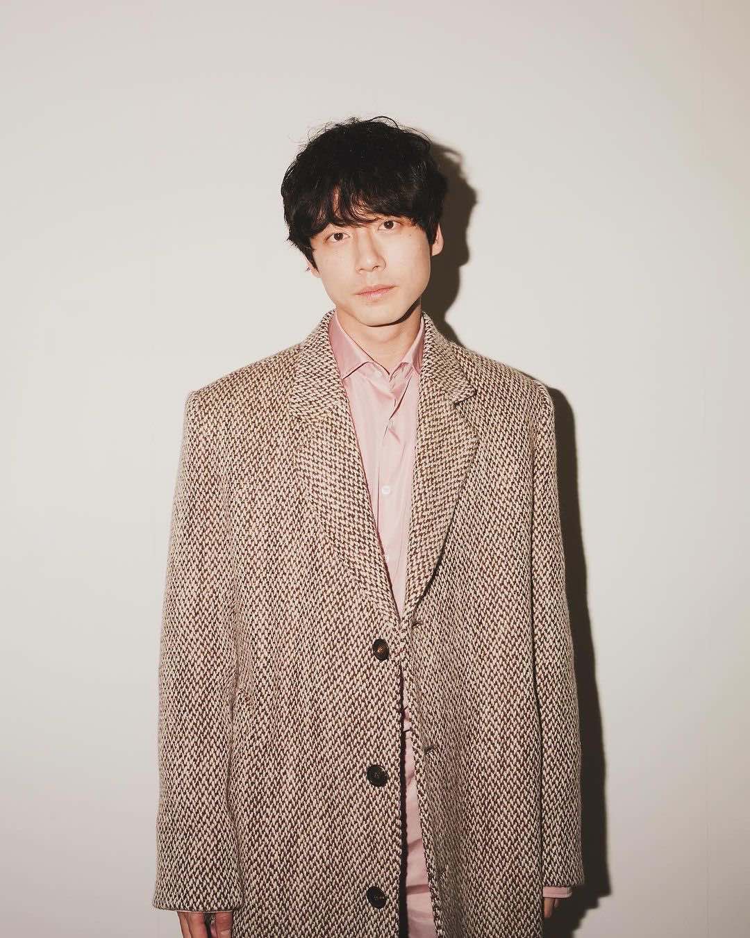 暈爆！坂口健太郎登李泳知節目大展撩妹技巧！「 2 階段溫柔攻勢」讓人招架不住！